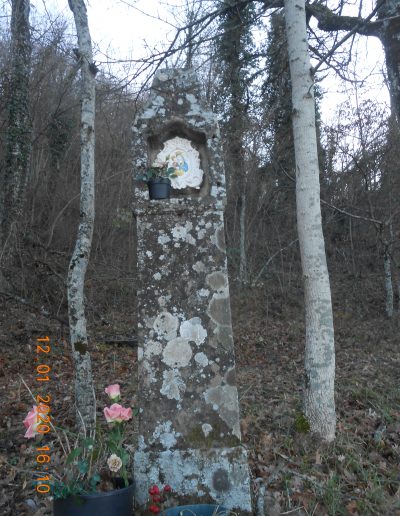 Pilastrino monolita vicino alla fontana di Cà del Zecca - foto di Carla Garavaglia